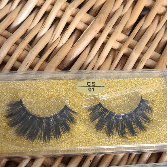 Lashes - Picture 2 of 11